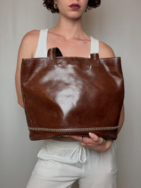 Sac seau brun en cuir avec surpiqures vintage