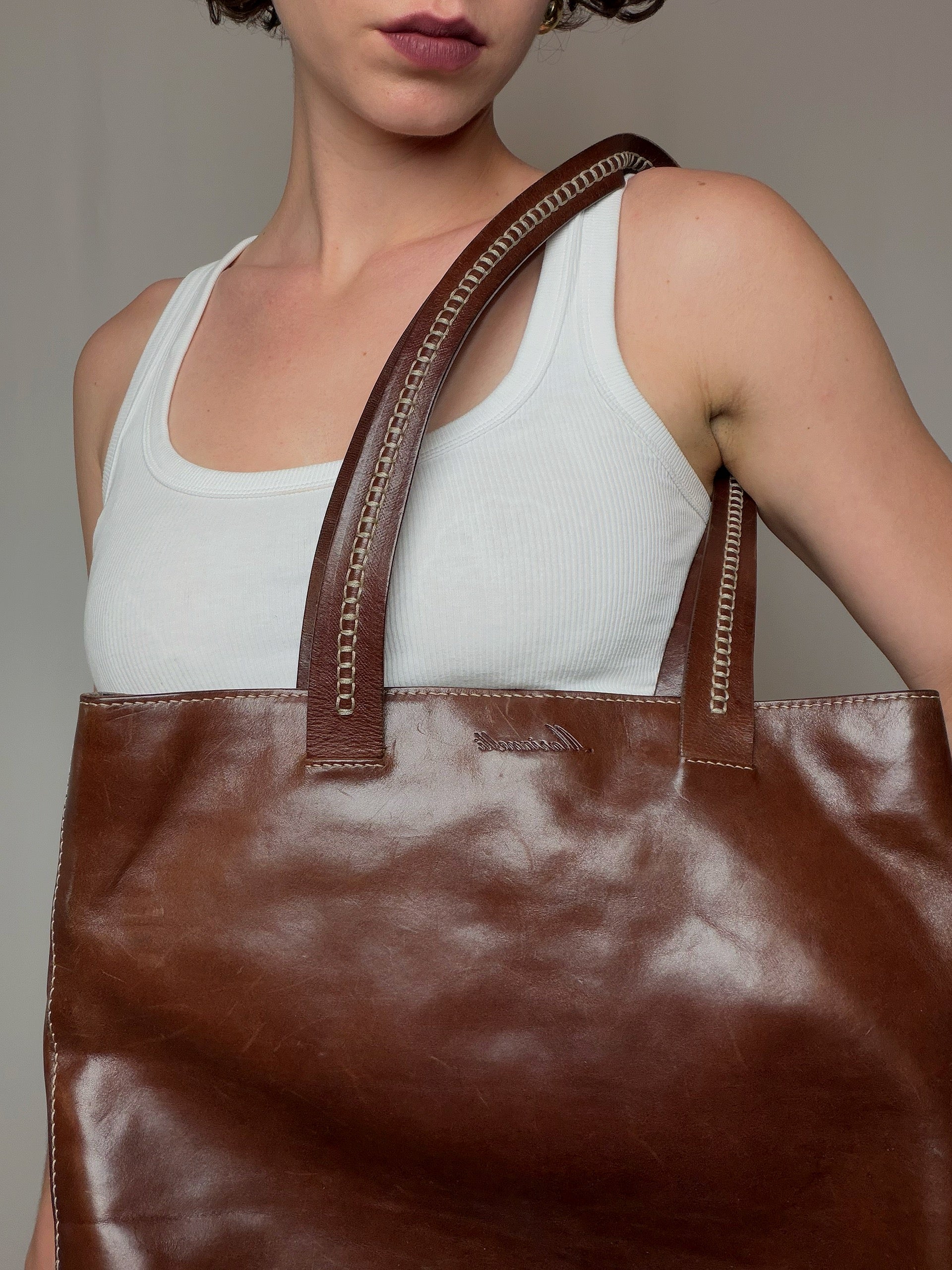Sac seau brun en cuir avec surpiqures vintage