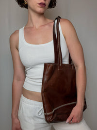 Sac seau brun en cuir avec surpiqures vintage