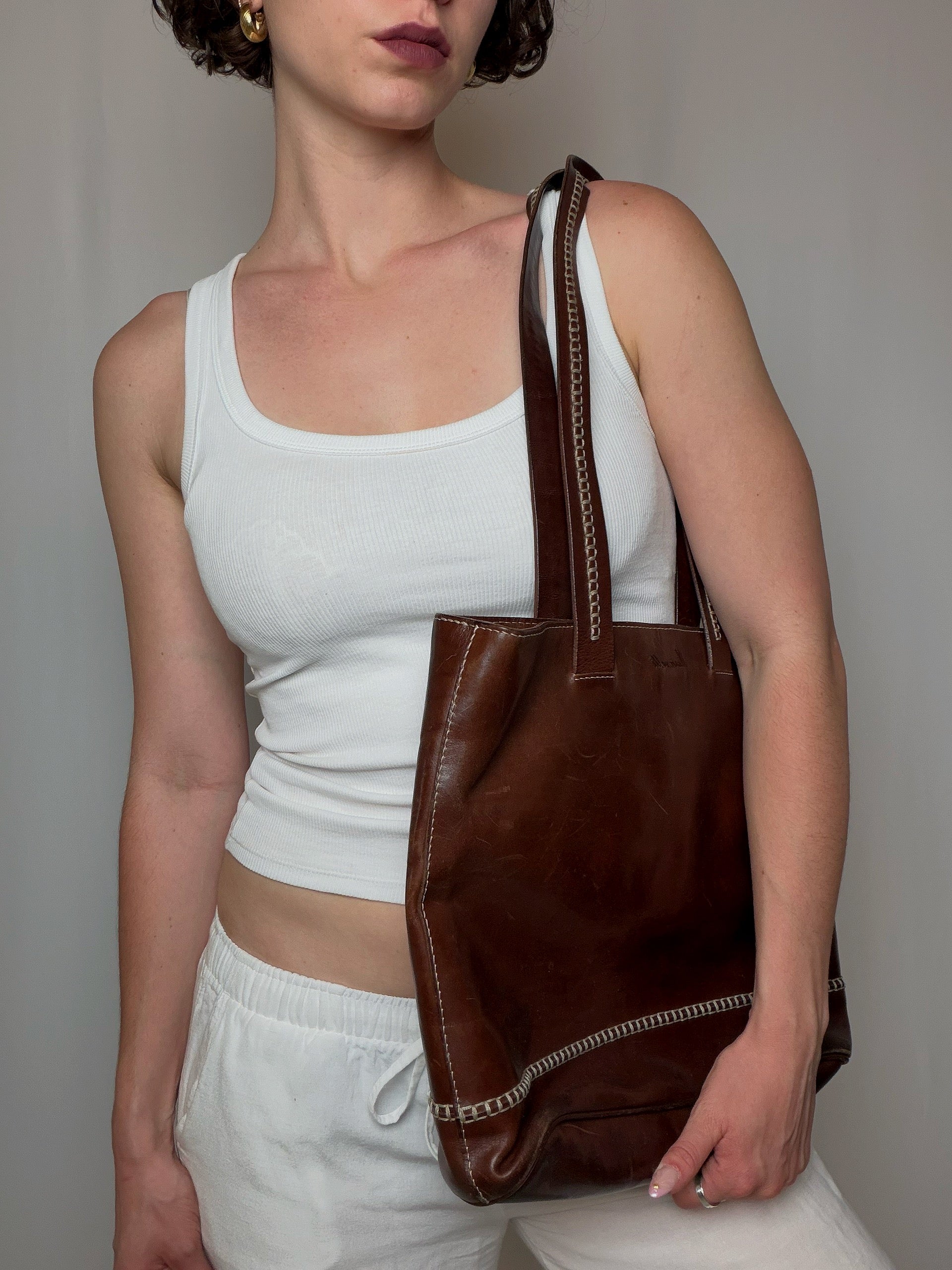 Sac seau brun en cuir avec surpiqures vintage