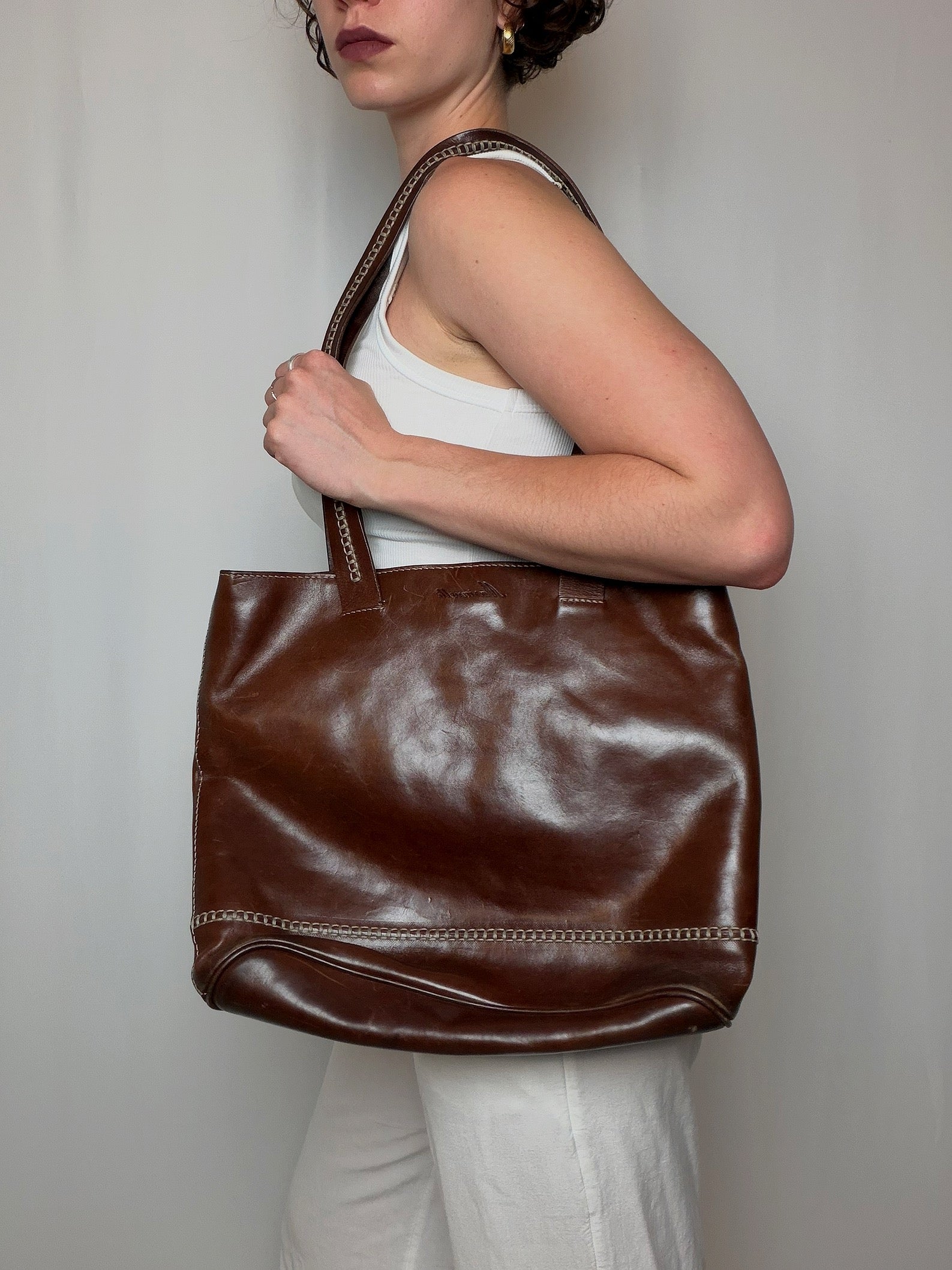 Sac seau brun en cuir avec surpiqures vintage
