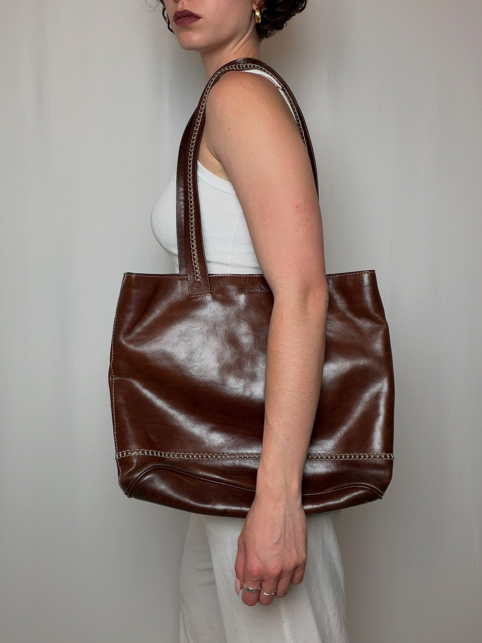 Sac seau brun en cuir avec surpiqures vintage