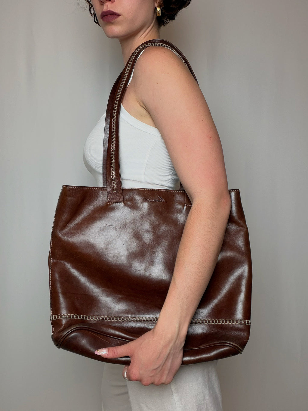Sac seau brun en cuir avec surpiqures vintage