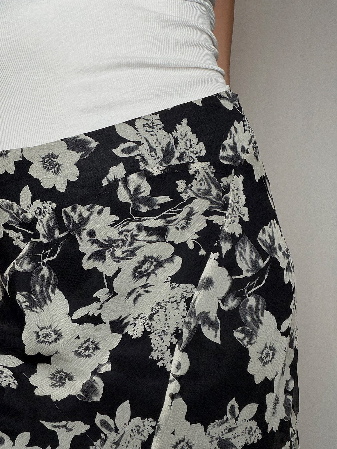 Jupe en soie avec fleurs M/L vintage