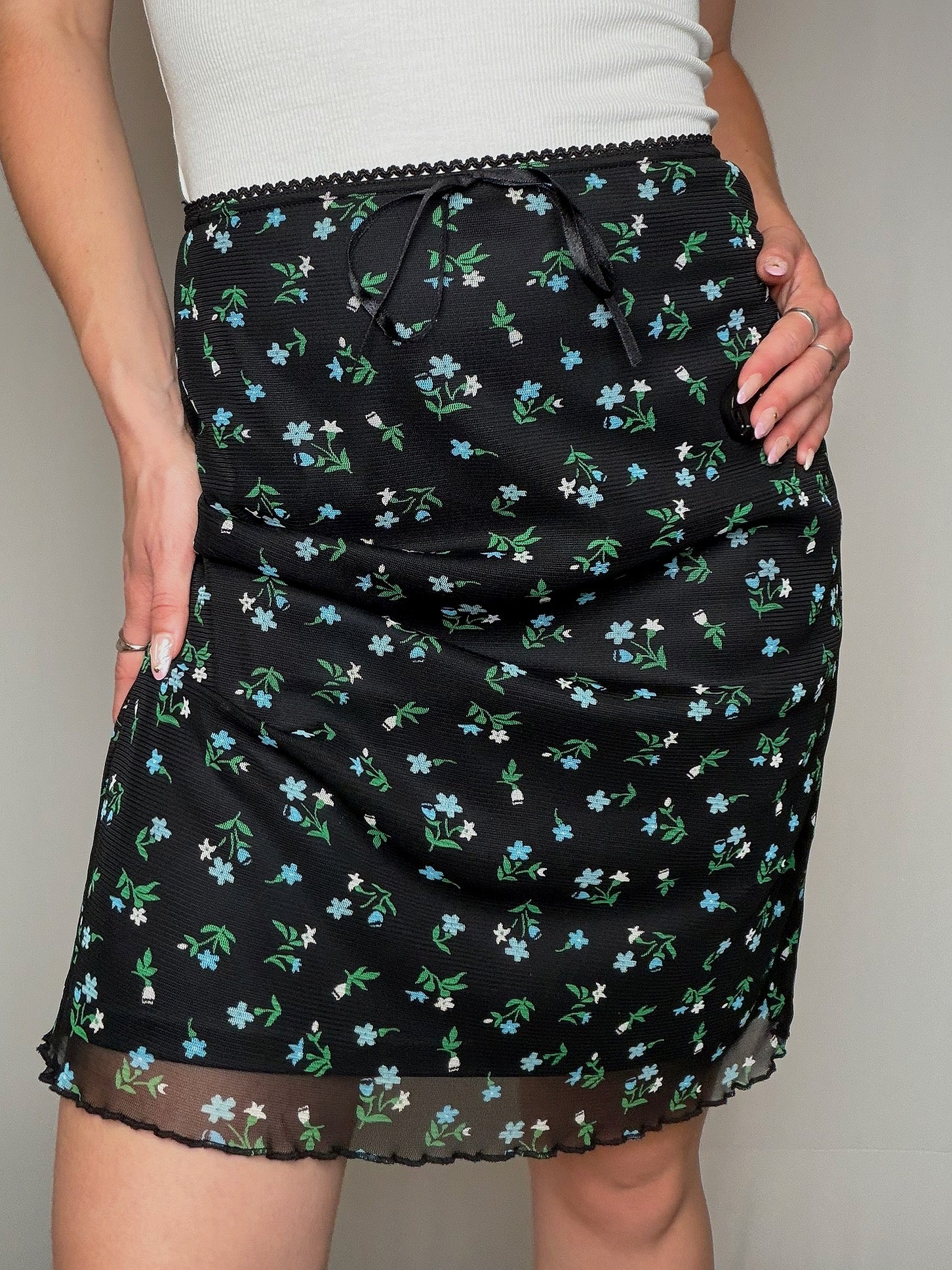 Jupe en mesh noire avec fleurs M/L vintage