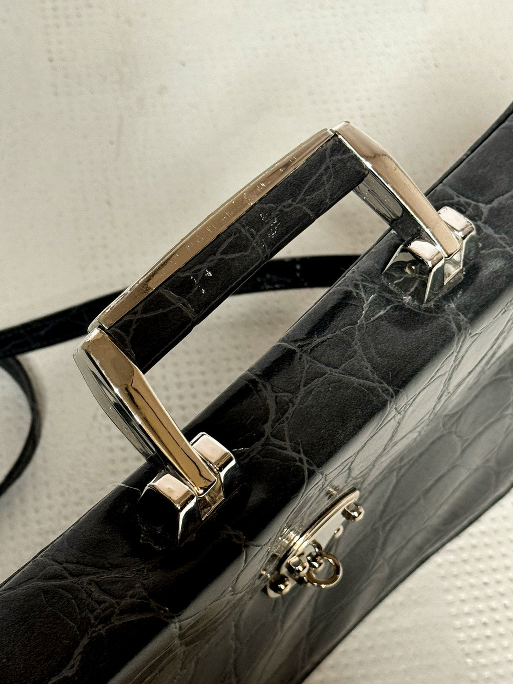 Sac en cuir rigide gris vintage