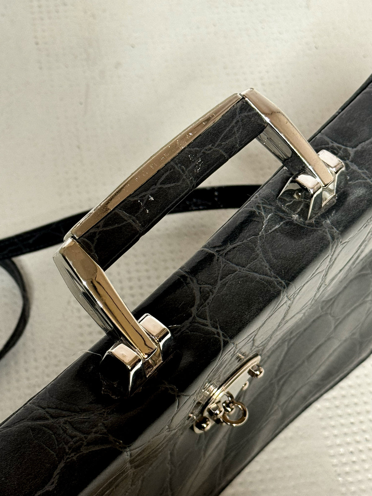 Sac en cuir rigide gris vintage
