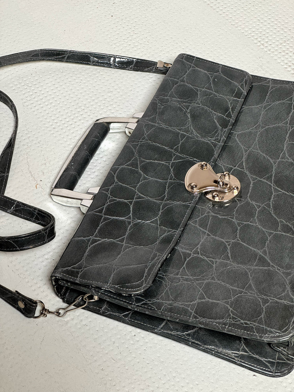 Sac en cuir rigide gris vintage