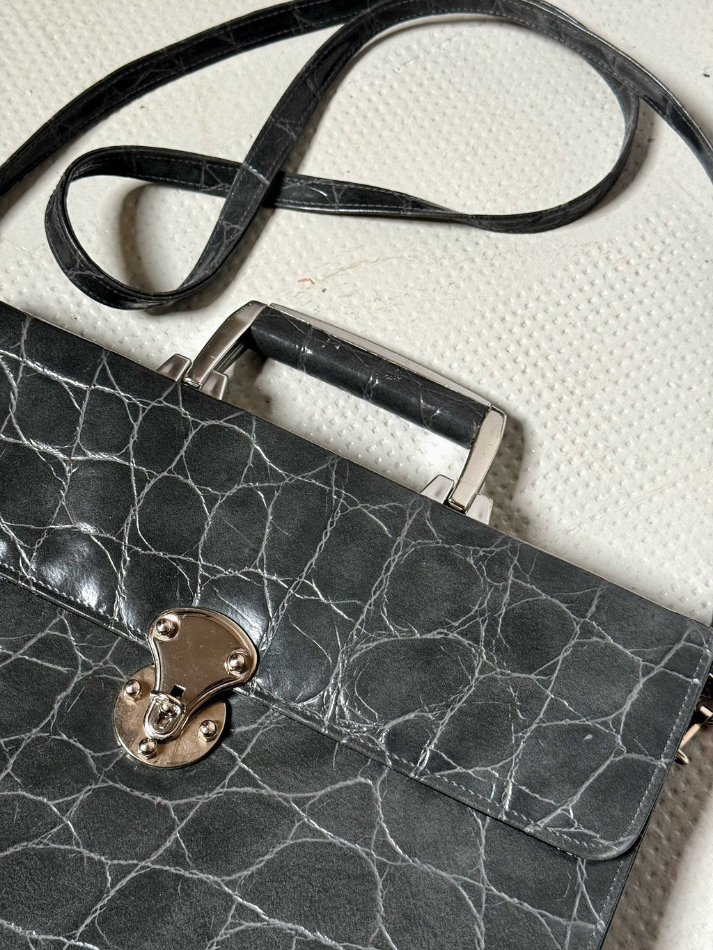 Sac en cuir rigide gris vintage