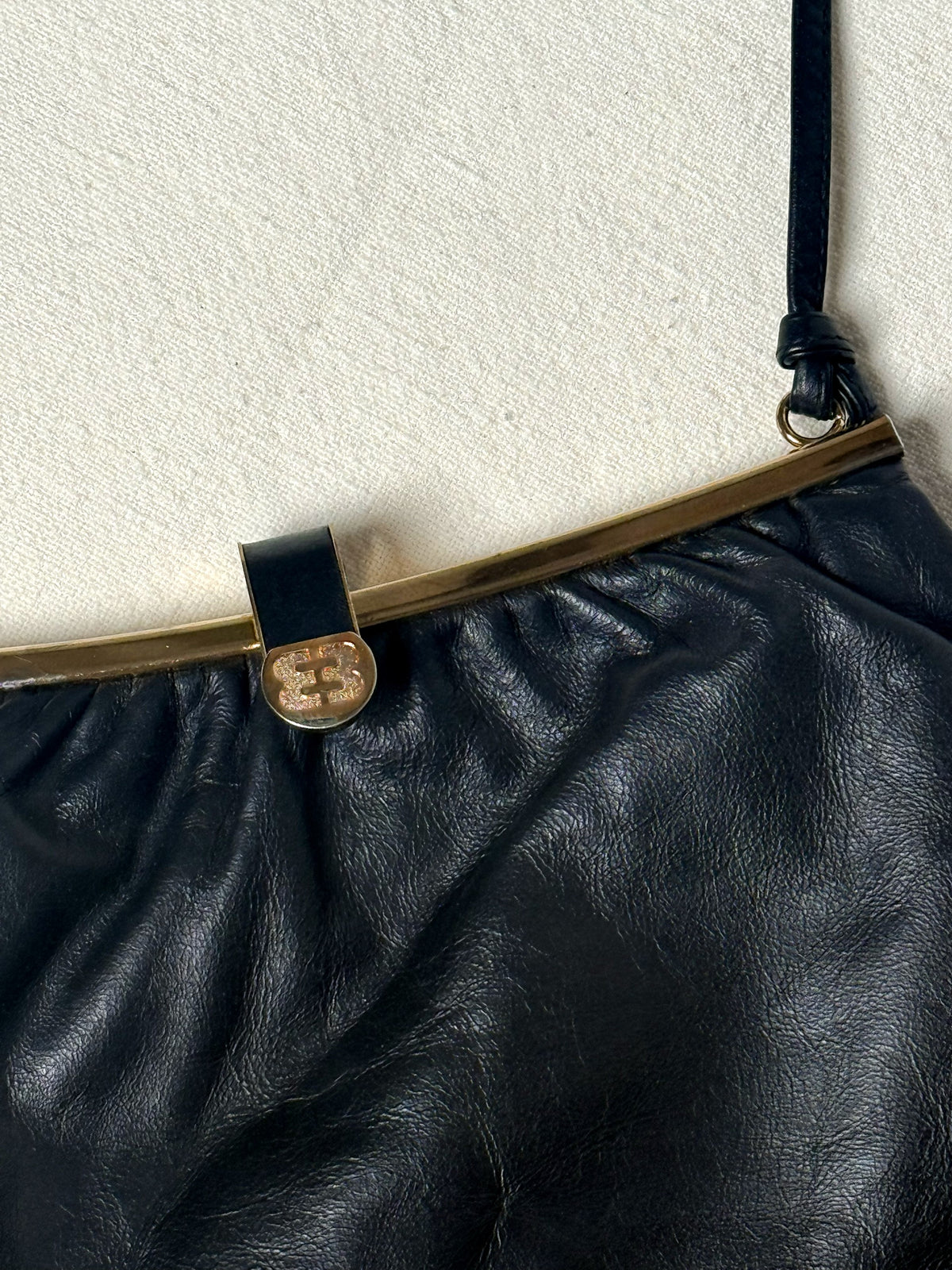 Schwarze Vintage-Lederumhängetasche