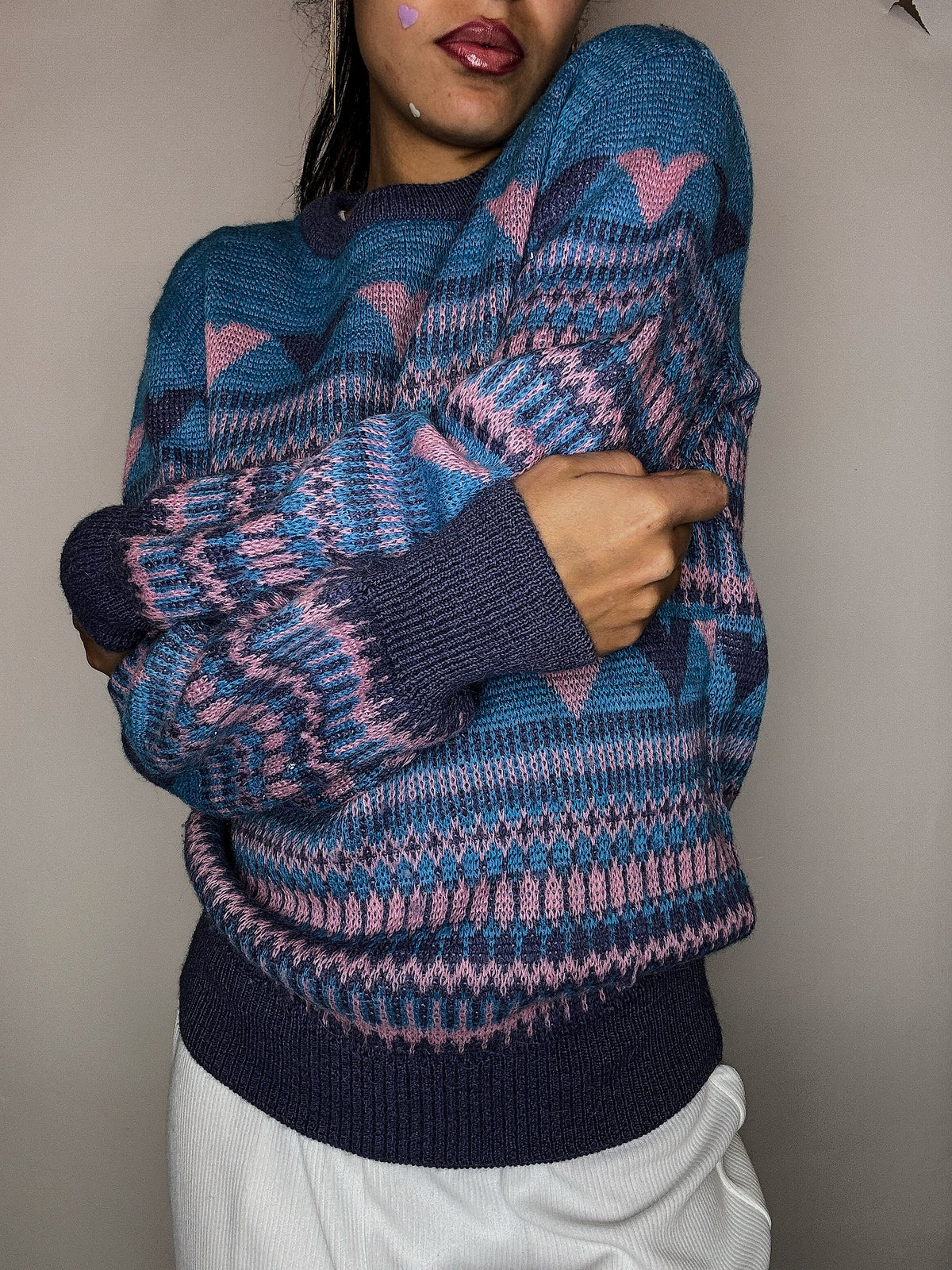 Pull en laine à motif rose et bleu S vintage