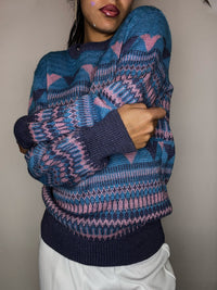 Pull en laine à motif rose et bleu S vintage