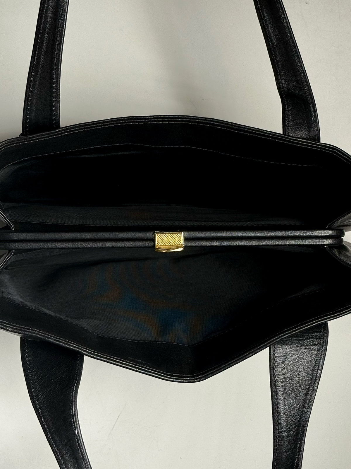 Sac a main en cuir noir vintage
