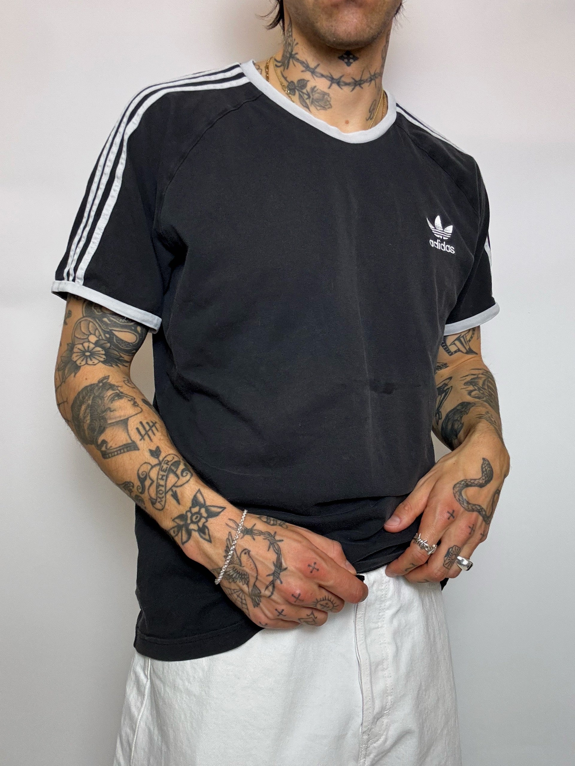 ADIDAS S Vintage schwarzes T-Shirt