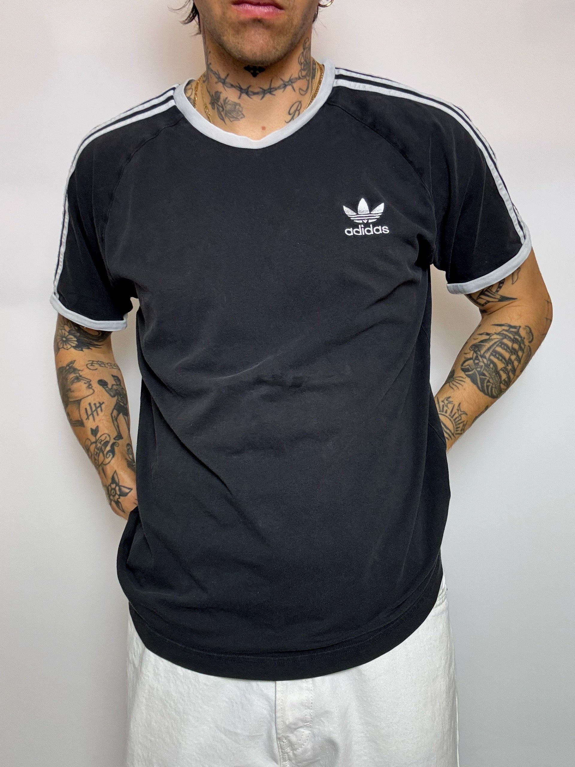 ADIDAS S Vintage schwarzes T-Shirt