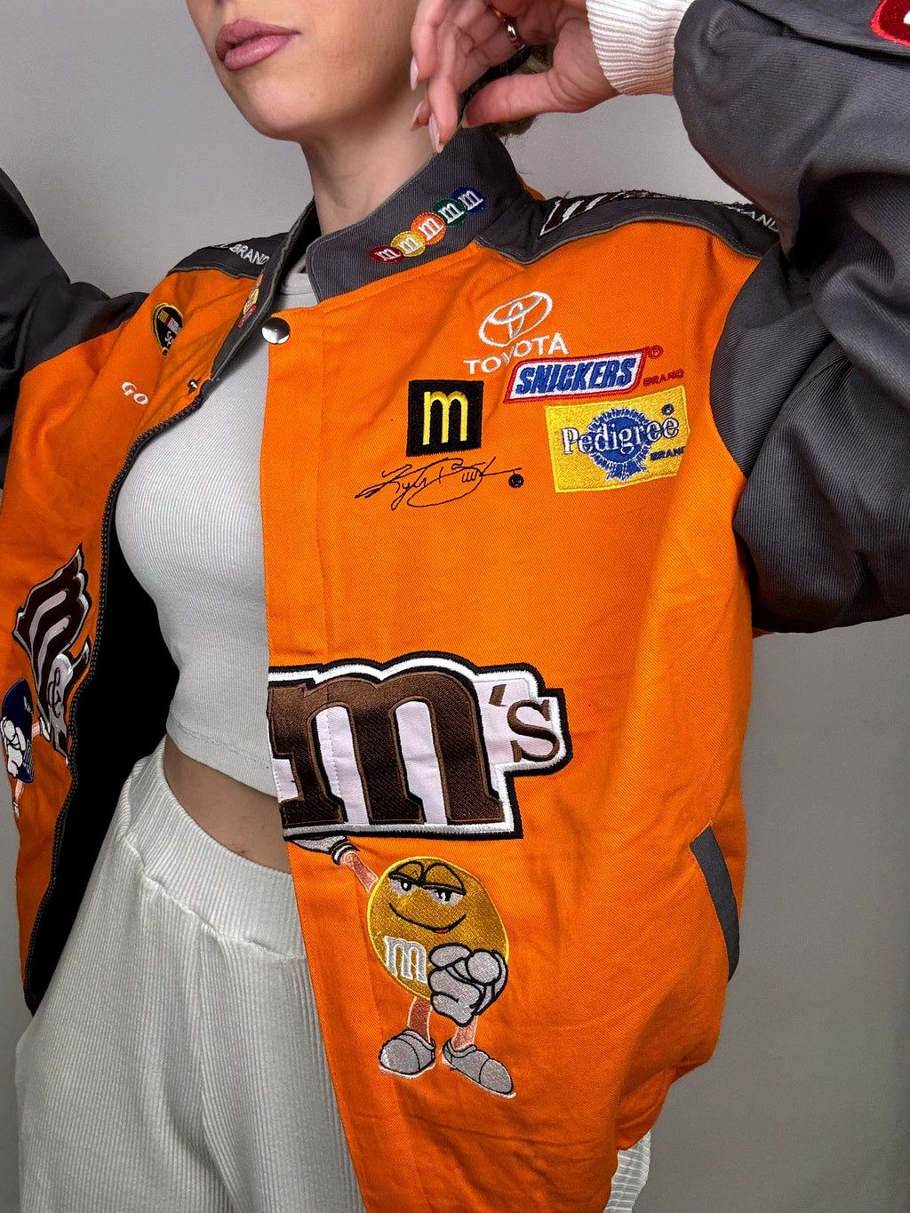 JH DESIGN x NASCAR M&amp;M's L orangefarbene Kollektionsjacke
