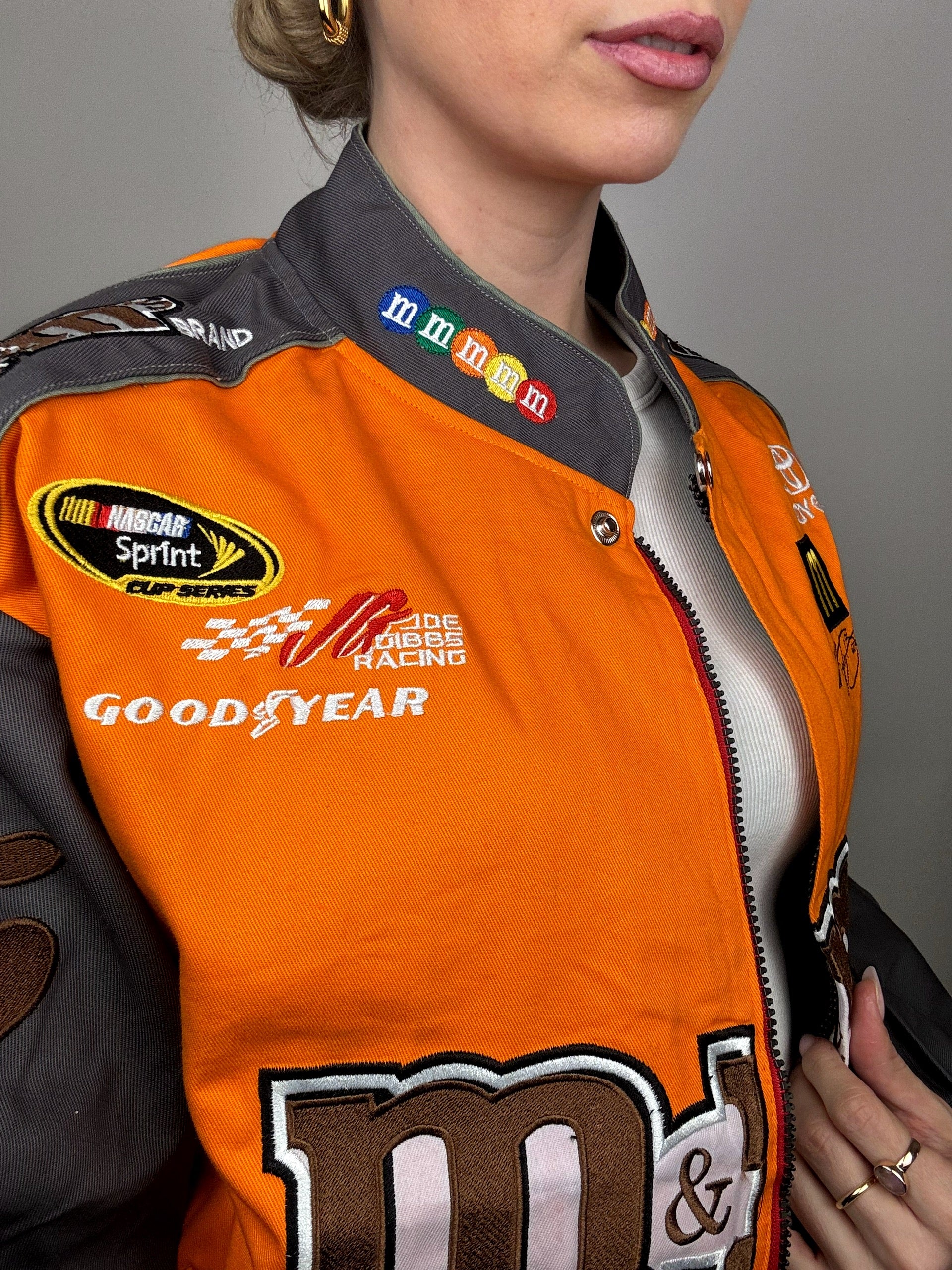 JH DESIGN x NASCAR M&amp;M's L orangefarbene Kollektionsjacke