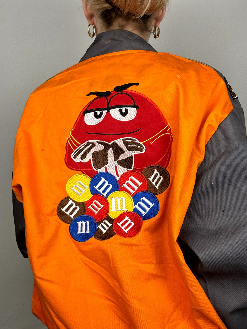 JH DESIGN x NASCAR M&amp;M's L orangefarbene Kollektionsjacke