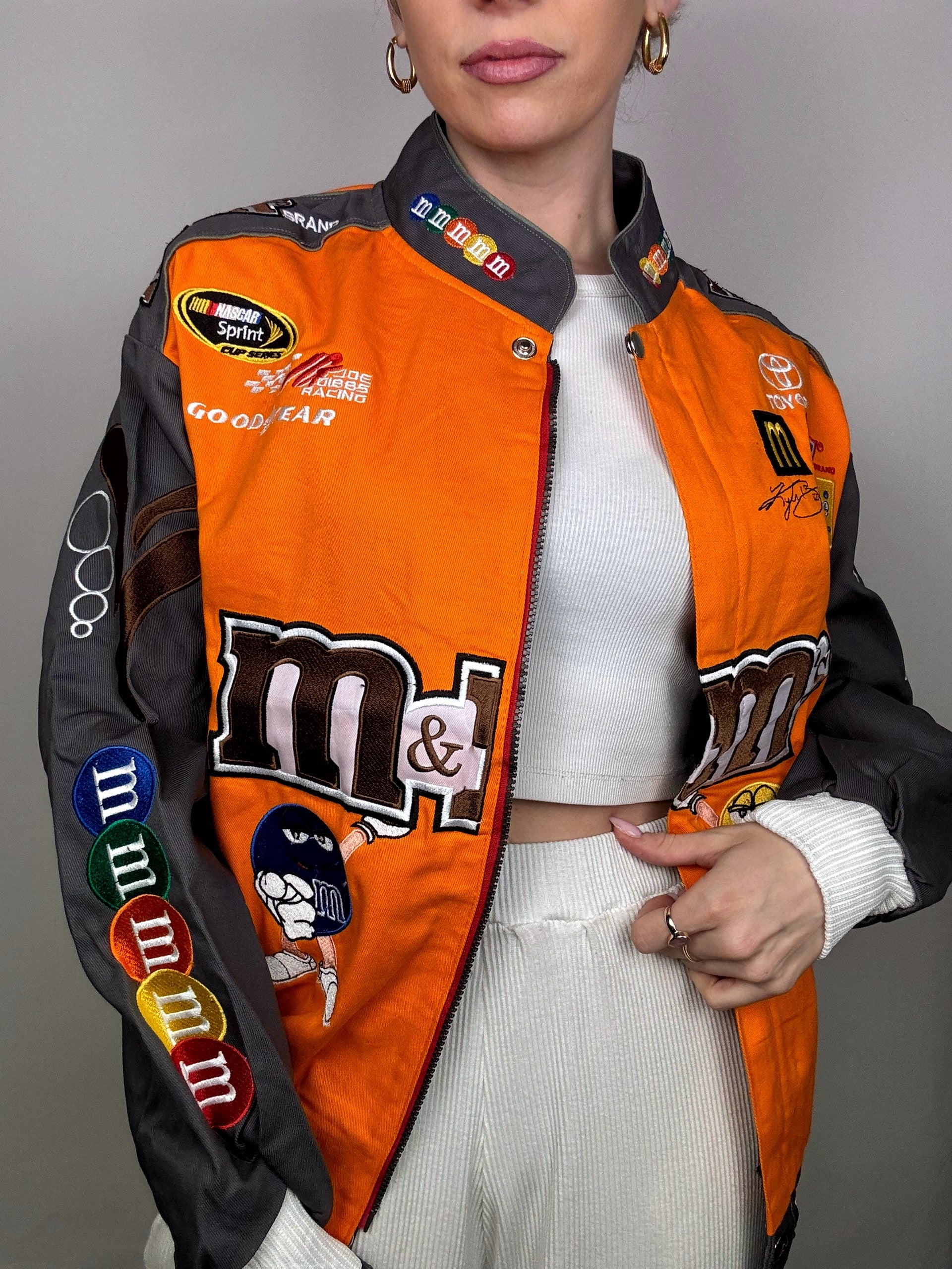 JH DESIGN x NASCAR M&amp;M's L orangefarbene Kollektionsjacke