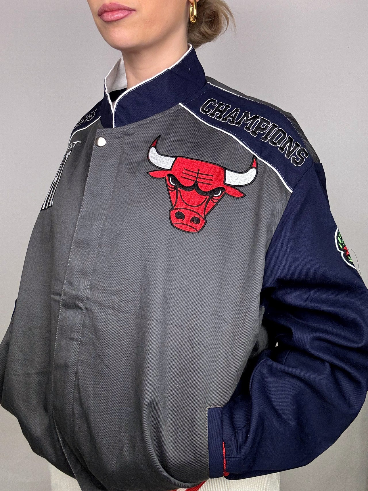 JH DESIGN x NBA BULLS XL Graue Kollektionsjacke