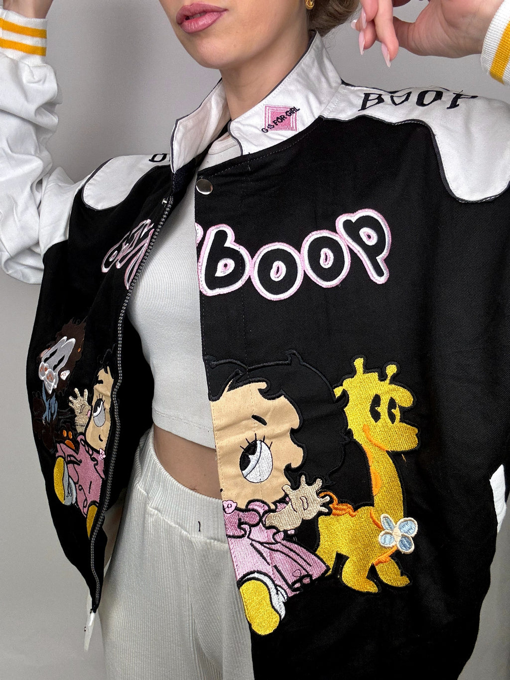 Schwarze Jacke aus der JH DESIGN x BABYBOOP L-Kollektion