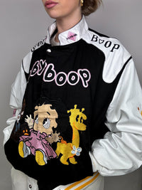 Schwarze Jacke aus der JH DESIGN x BABYBOOP L-Kollektion