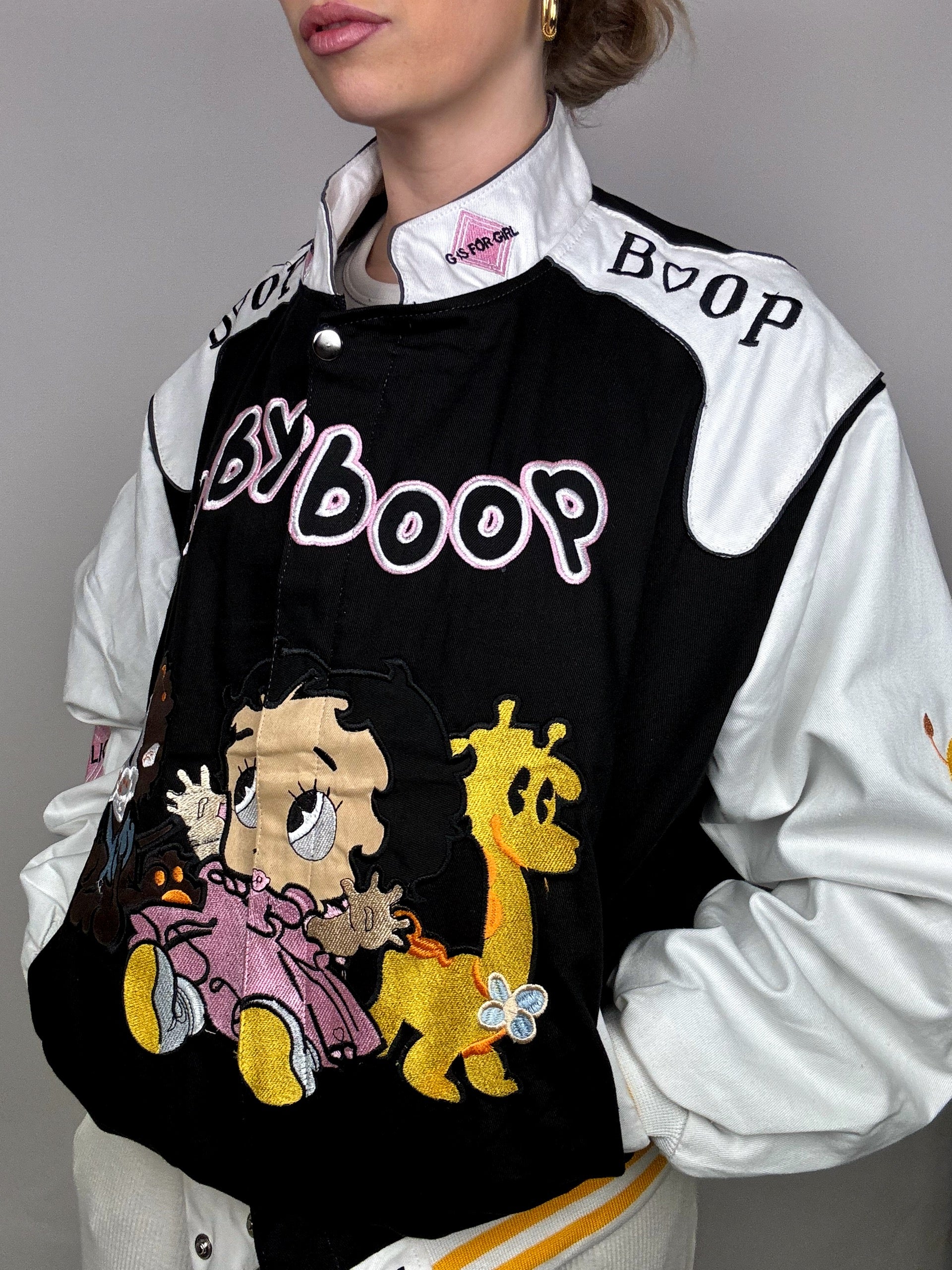 Schwarze Jacke aus der JH DESIGN x BABYBOOP L-Kollektion