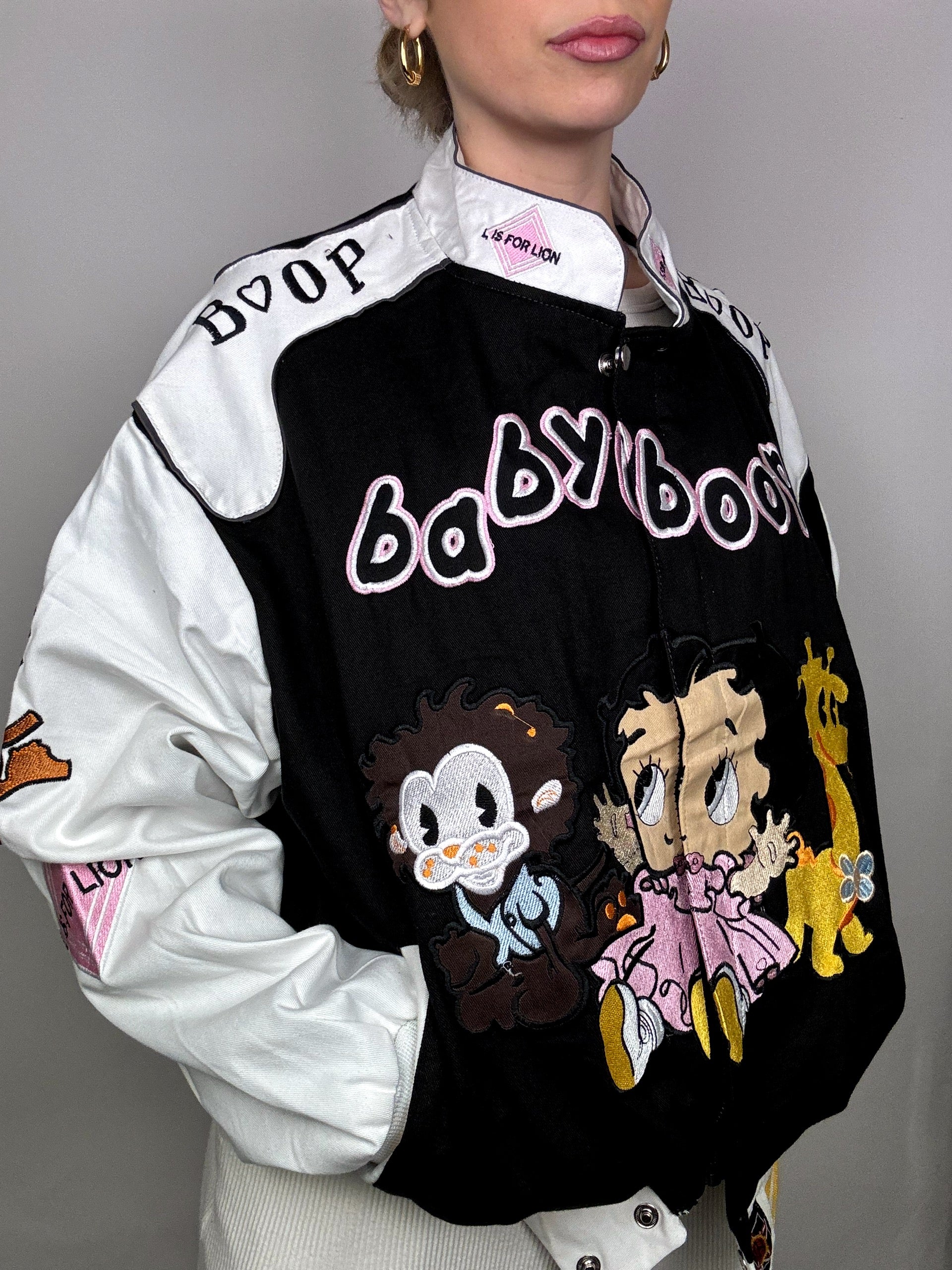 Schwarze Jacke aus der JH DESIGN x BABYBOOP L-Kollektion