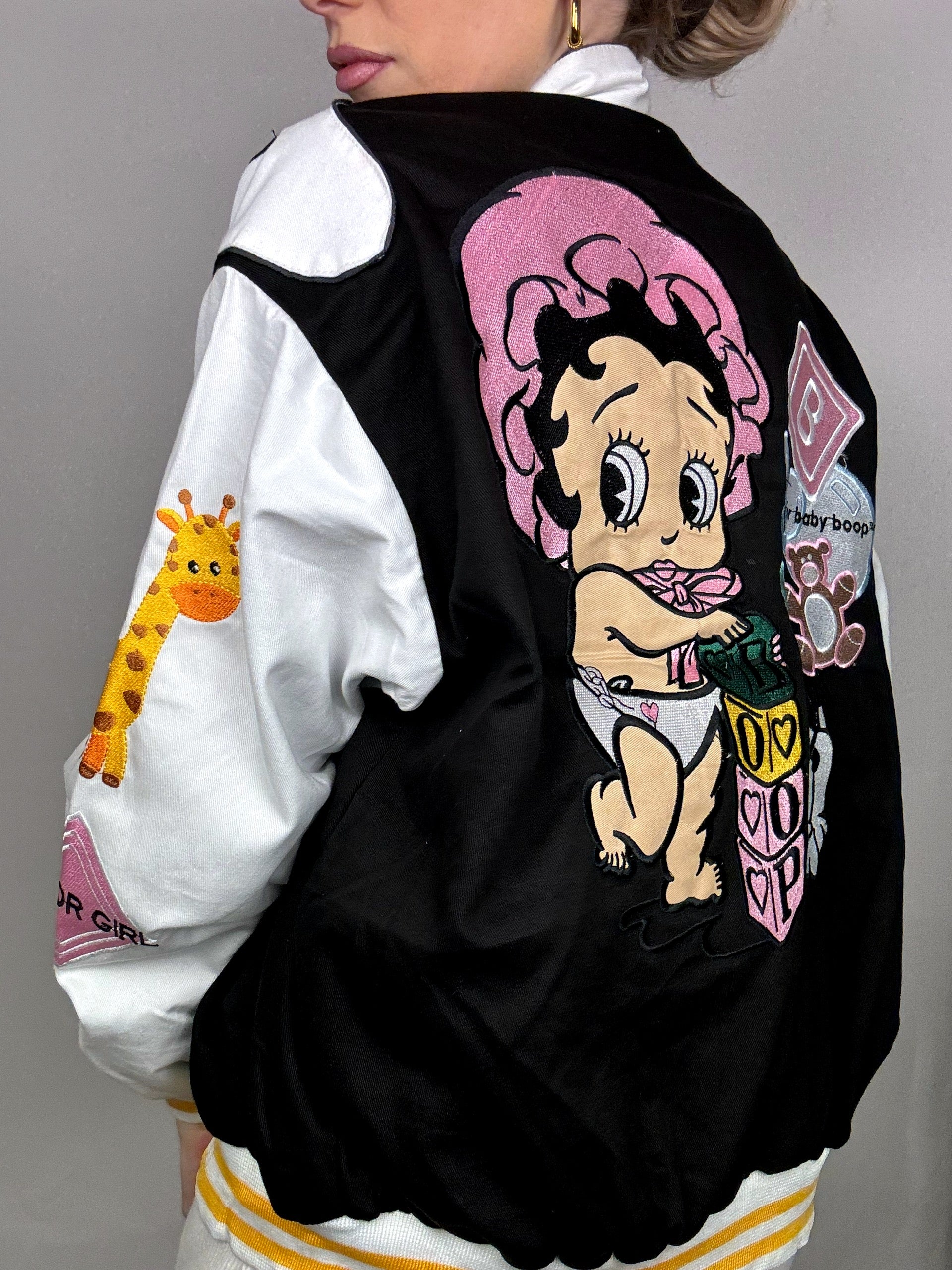 Schwarze Jacke aus der JH DESIGN x BABYBOOP L-Kollektion