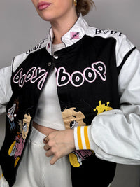 Schwarze Jacke aus der JH DESIGN x BABYBOOP L-Kollektion