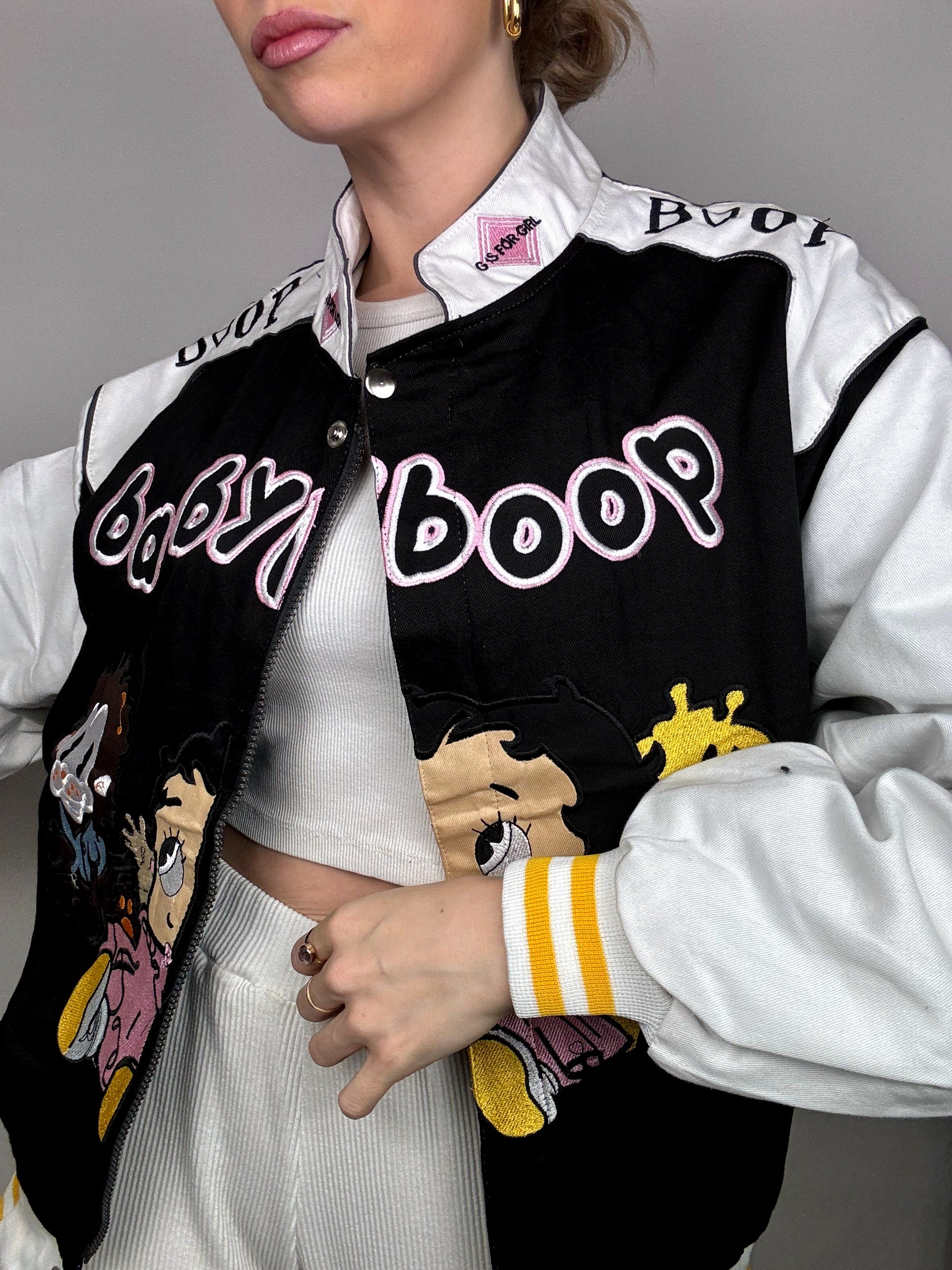 Schwarze Jacke aus der JH DESIGN x BABYBOOP L-Kollektion