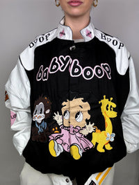 Schwarze Jacke aus der JH DESIGN x BABYBOOP L-Kollektion