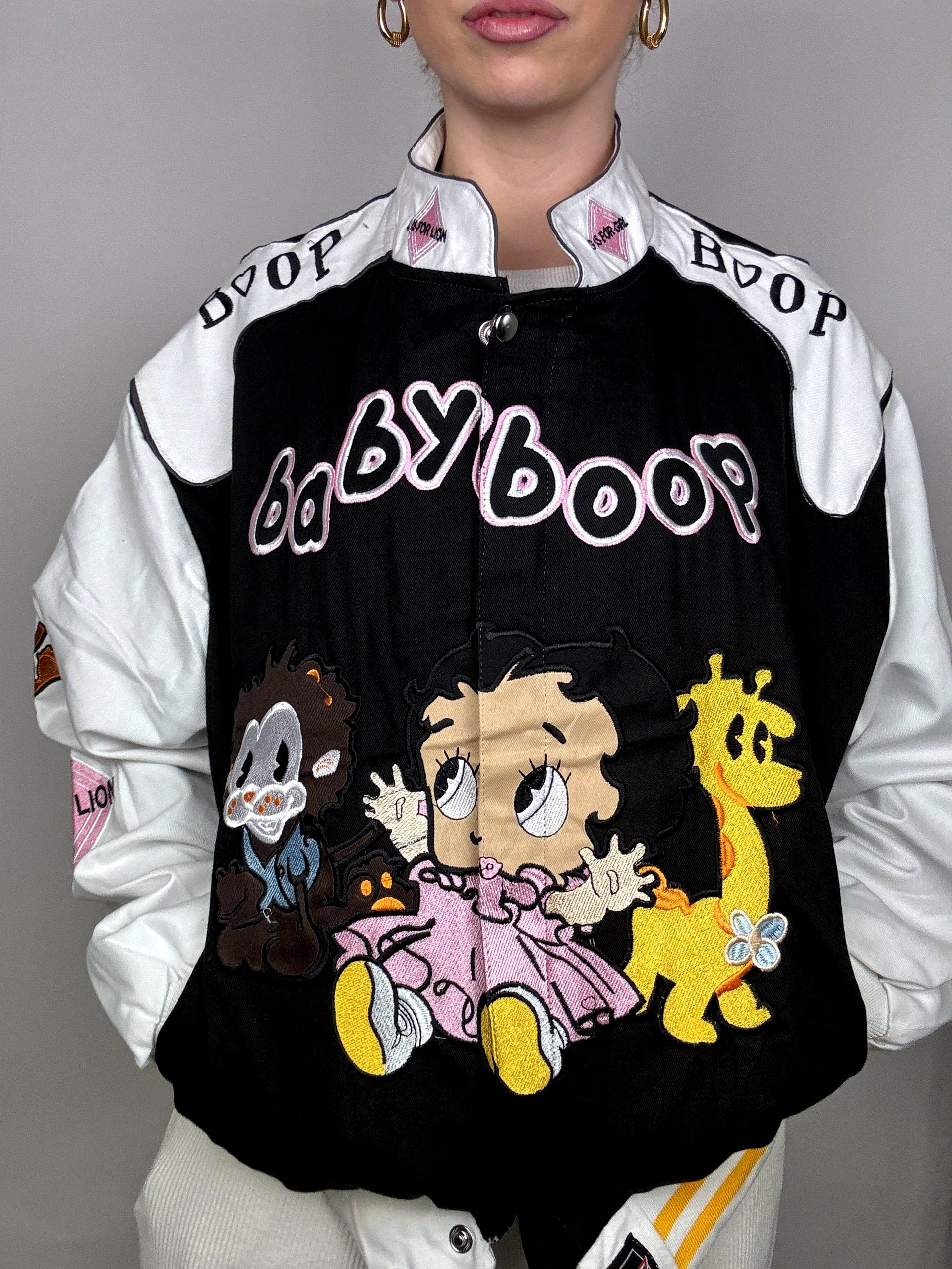Schwarze Jacke aus der JH DESIGN x BABYBOOP L-Kollektion