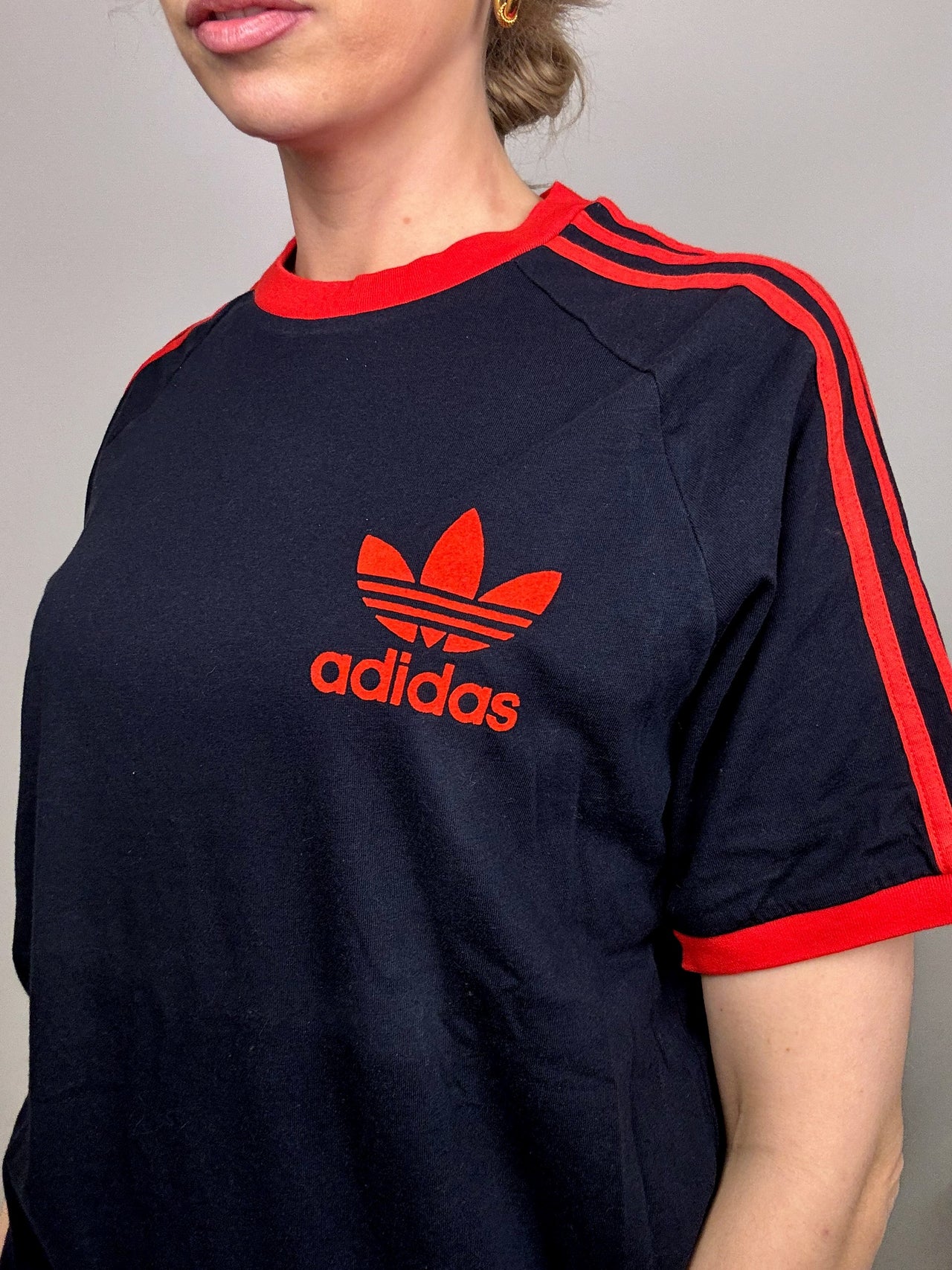 ADIDAS L vintage navy t-shirt