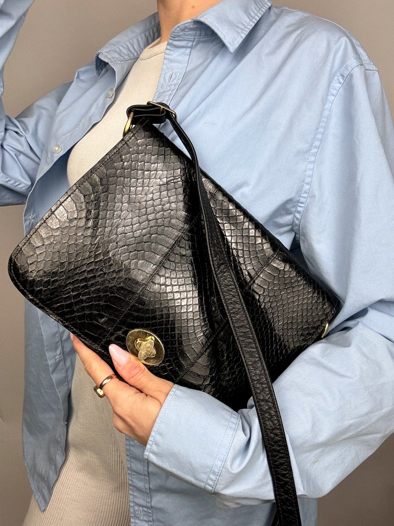 Sac en cuir noir à bandoulière effet python vintage