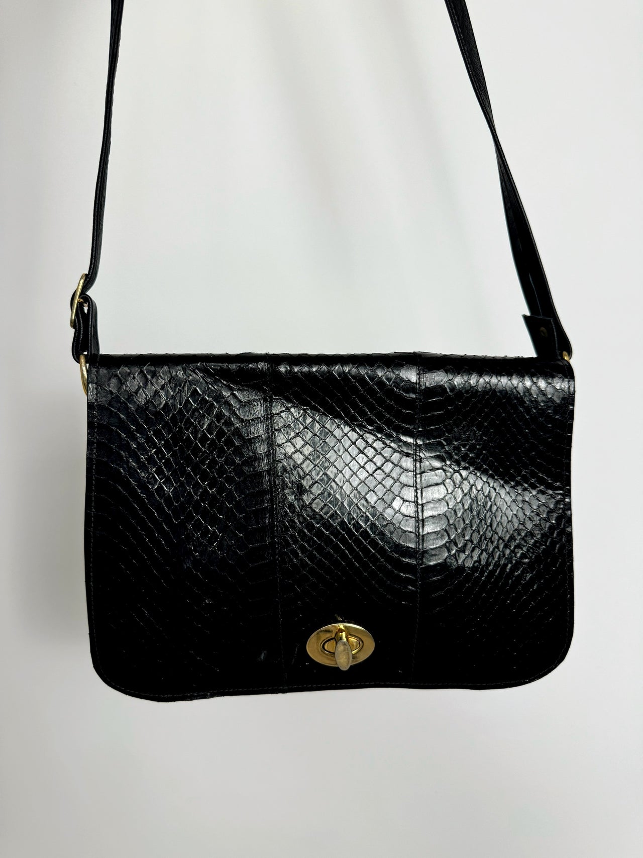 Sac en cuir noir à bandoulière effet python vintage