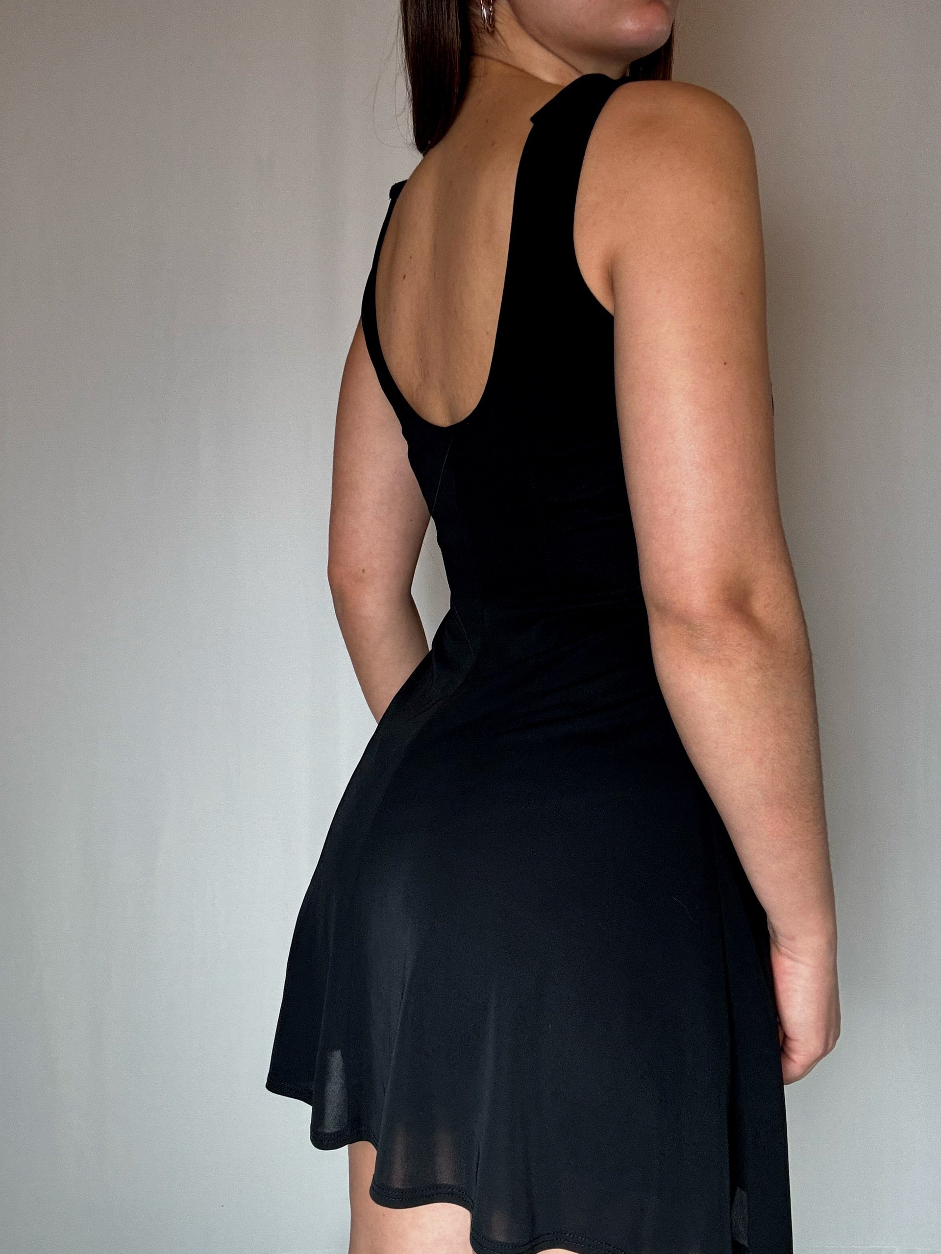 Robe courte noire avec bijou M vintage