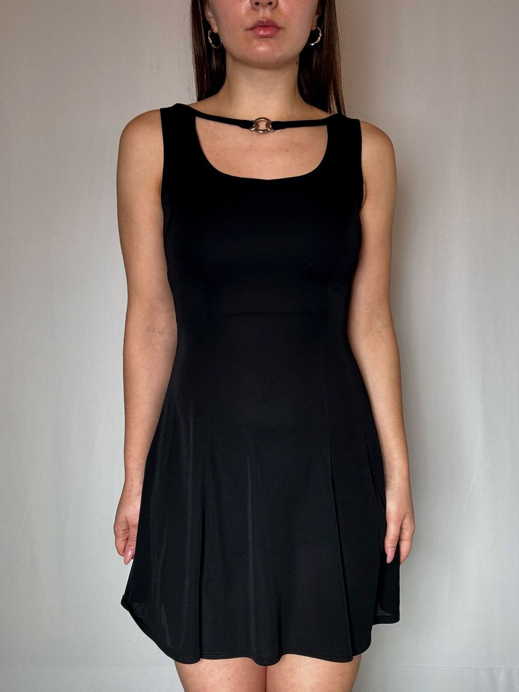 Robe courte noire avec bijou M vintage