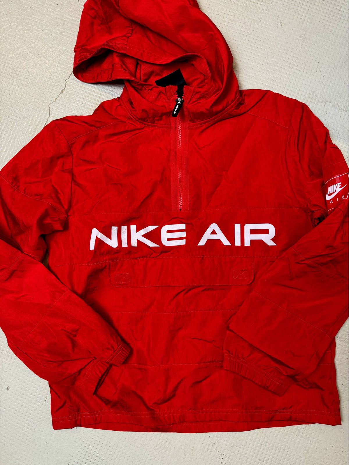 roter Nike-Regenmantel 9/10A