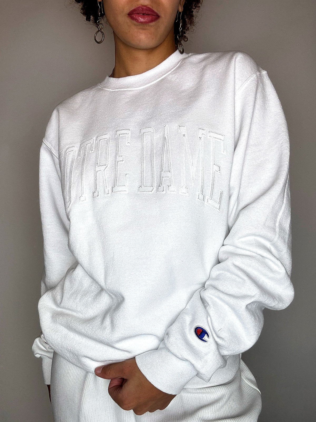Weißes Sweatshirt mit Rundhalsausschnitt CHAMPION S/M Vintage