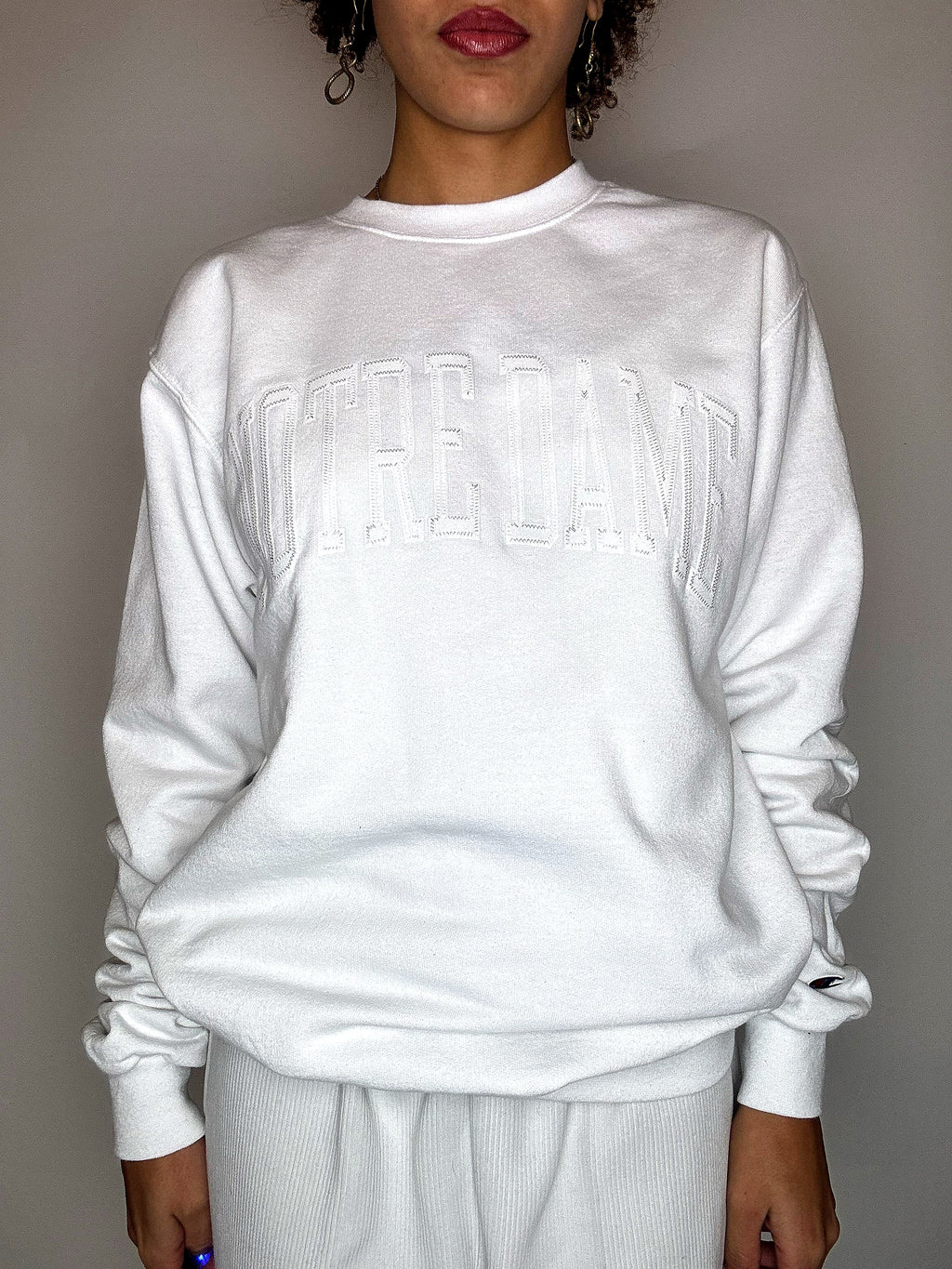 Weißes Sweatshirt mit Rundhalsausschnitt CHAMPION S/M Vintage