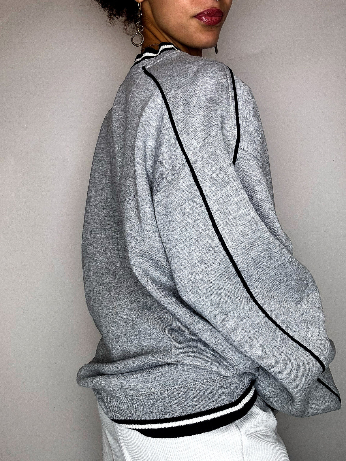 Sweat gris col V brodé NUTMEG XL vintage