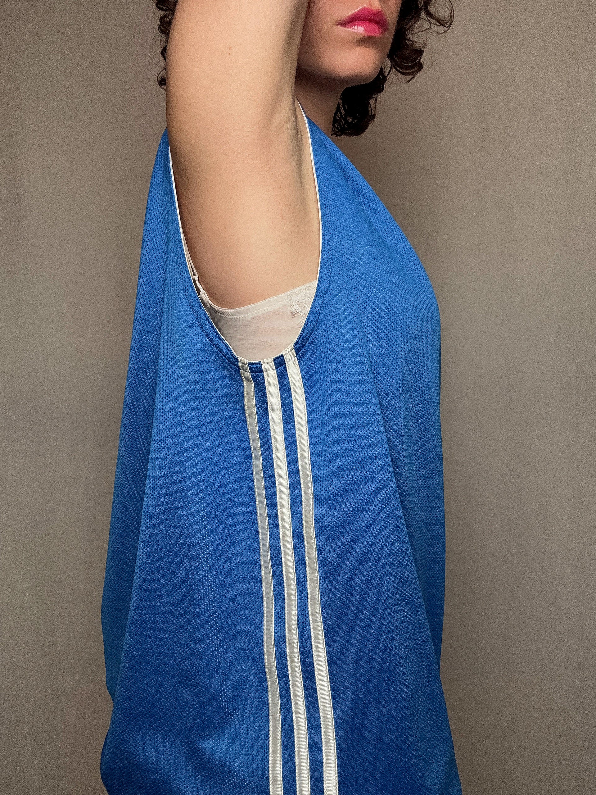 maillot de basket bleu ciel adidas L vintage