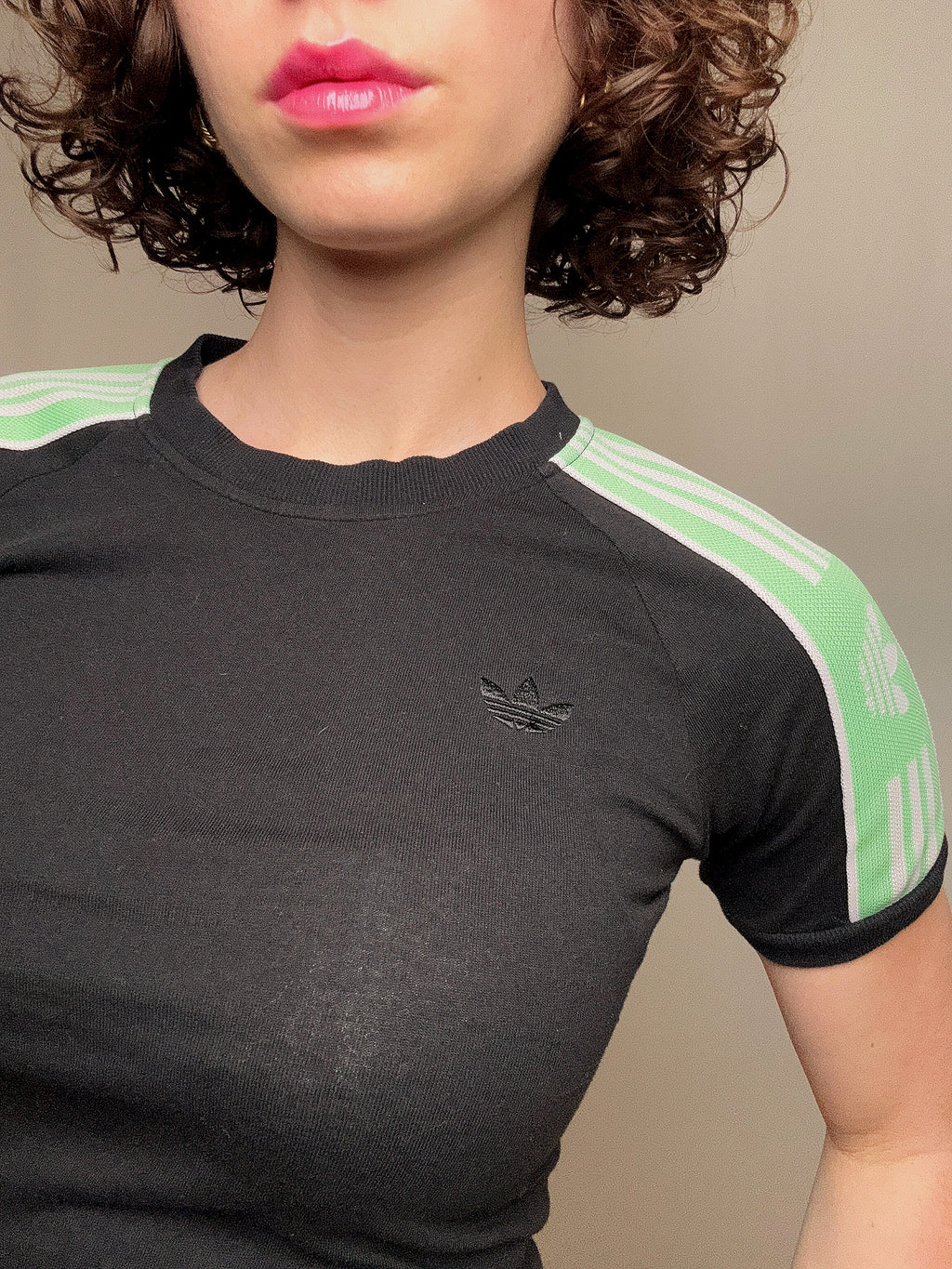 Schwarzes T-Shirt mit Schulterdetails Adidas S/M Vintage