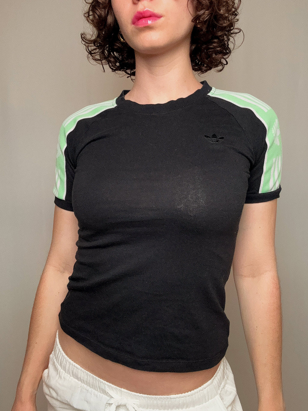 Schwarzes T-Shirt mit Schulterdetails Adidas S/M Vintage