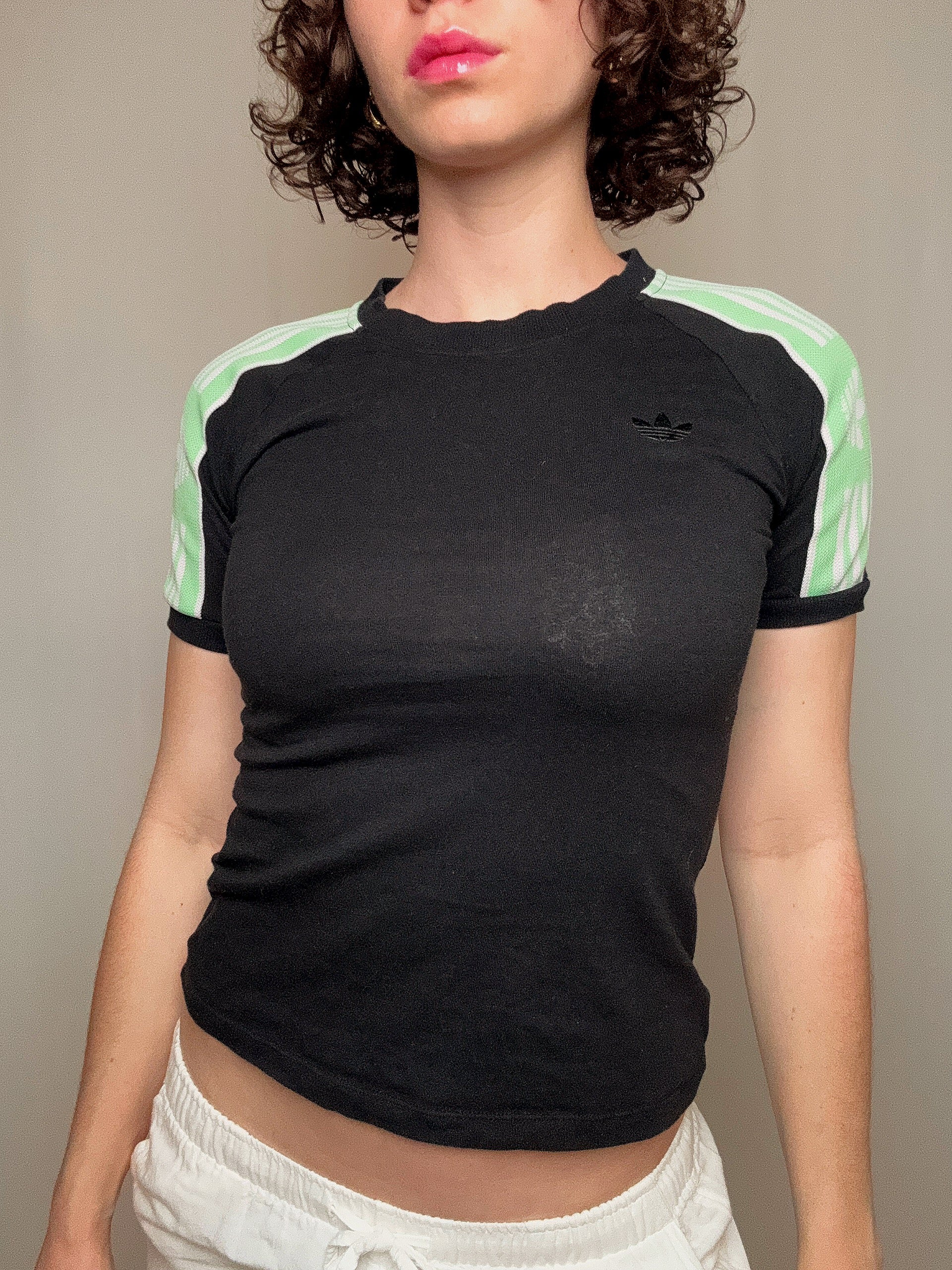 Schwarzes T-Shirt mit Schulterdetails Adidas S/M Vintage