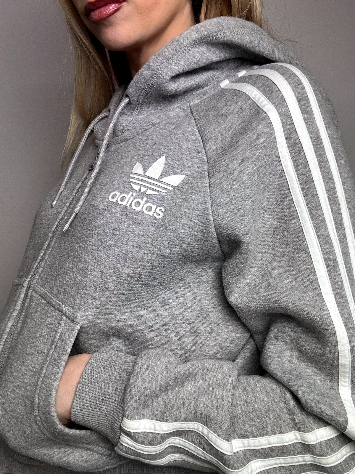 ADIDAS L/XL Vintage Graue kurze Kapuzenjacke