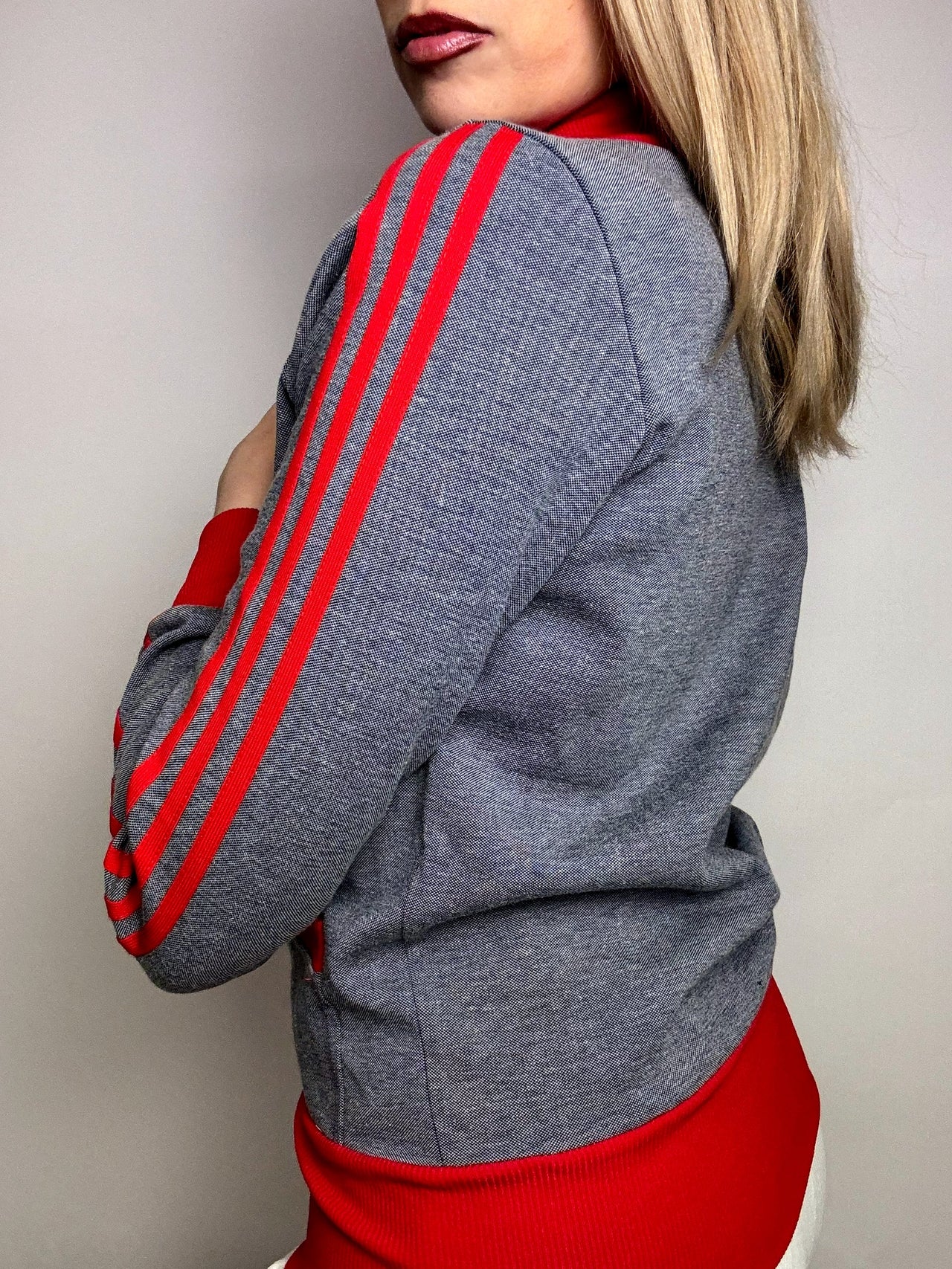 ADIDAS M Vintage grau und rot taillierte Jacke