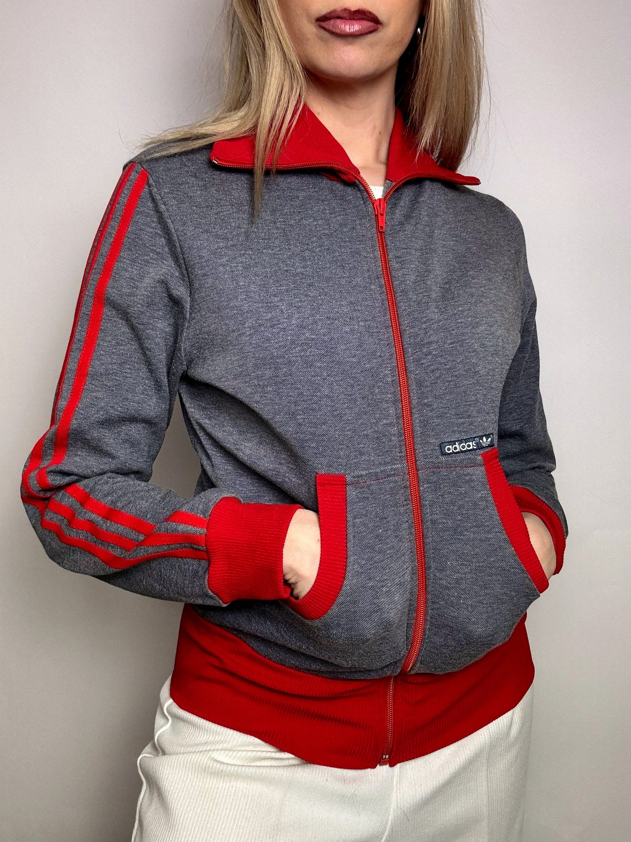 ADIDAS M Vintage grau und rot taillierte Jacke