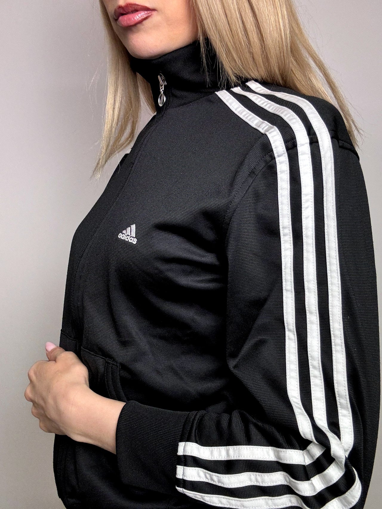 ADIDAS L Vintage schwarze taillierte Jacke